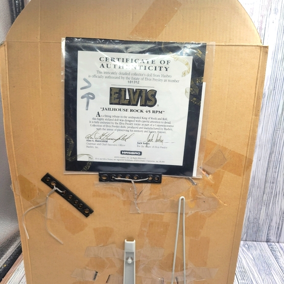 Elvis Presley hasbro doll and poster - Picture 4 of 5